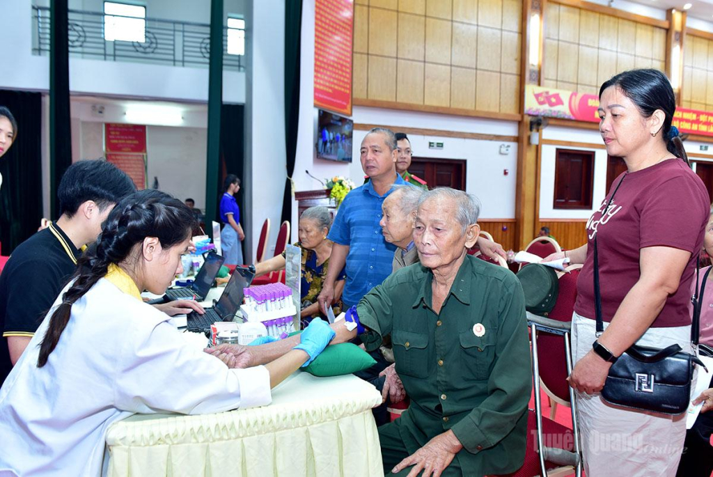 Trong đợt cao điểm, Tuyên Quang thu nhận mẫu ADN cho thân nhân liệt sĩ chưa xác định được thông tin đạt gần 99%.