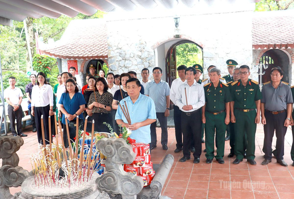 Đồng chí Nguyễn Chí Dũng, nguyên Phó Thủ tướng Chính phủ cùng đoàn công tác dâng hương tại Đền thờ các Anh hùng liệt sĩ Mặt trận Vị Xuyên, xã Thanh Thủy.