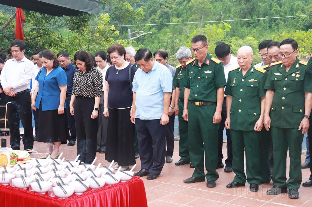 Các đại biểu dành phút tưởng niệm các Anh hùng liệt sĩ.