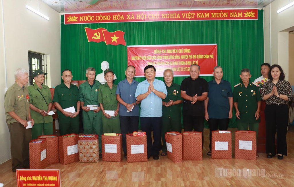 Nguyên Phó Thủ tướng Chính phủ Nguyễn Chí Dũng tặng quà gia đình thương binh, liệt sĩ xã Thanh Thủy.