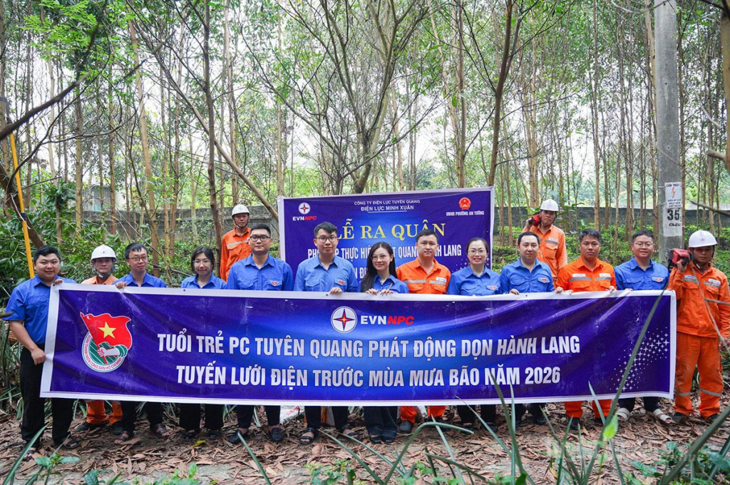Công ty Điện lực Tuyên Quang ra quân phát dọn hành lang lưới điện trước mùa mưa bão.