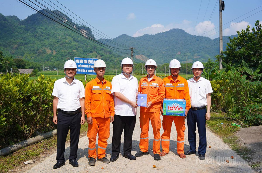 Công đoàn Công ty Điện lực Tuyên Quang thăm hỏi, động viên công nhân làm việc trong điều kiện thời tiết khắc nghiệt.
