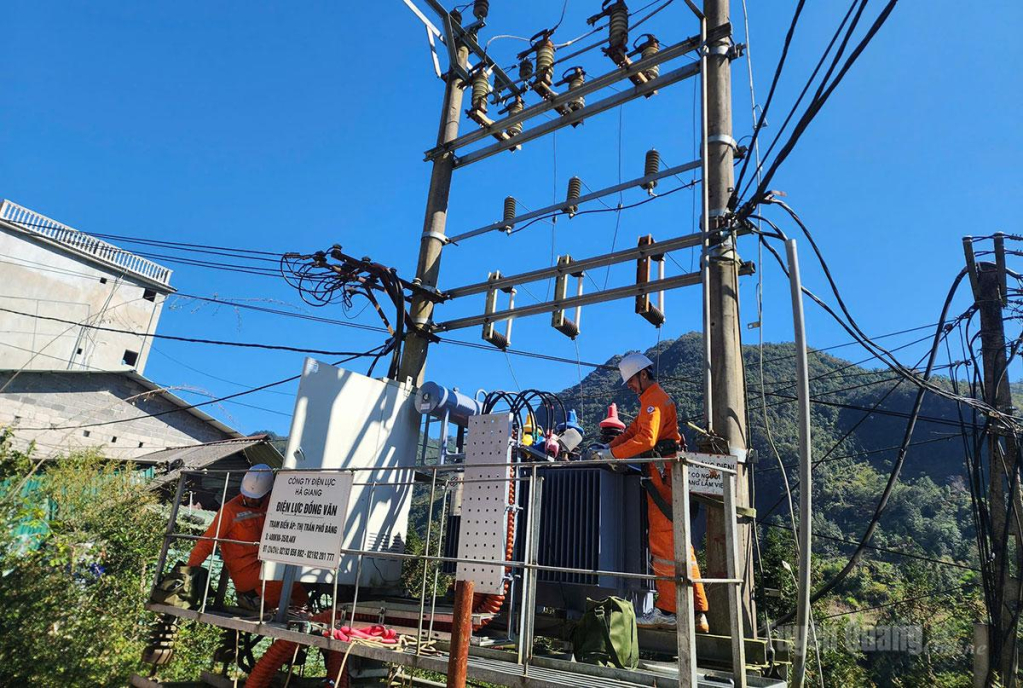 Công nhân Điện lực Đồng Văn kiểm tra hệ thống lưới điện.
