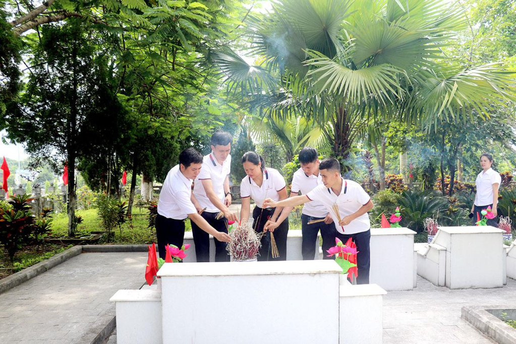 Lãnh đạo, công nhân viên chức, người lao động nhà máy Thuỷ điện Nậm Má thắp hương phần mộ tập thể tại Nghĩa trang Liệt sĩ Quốc gia Vị Xuyên.