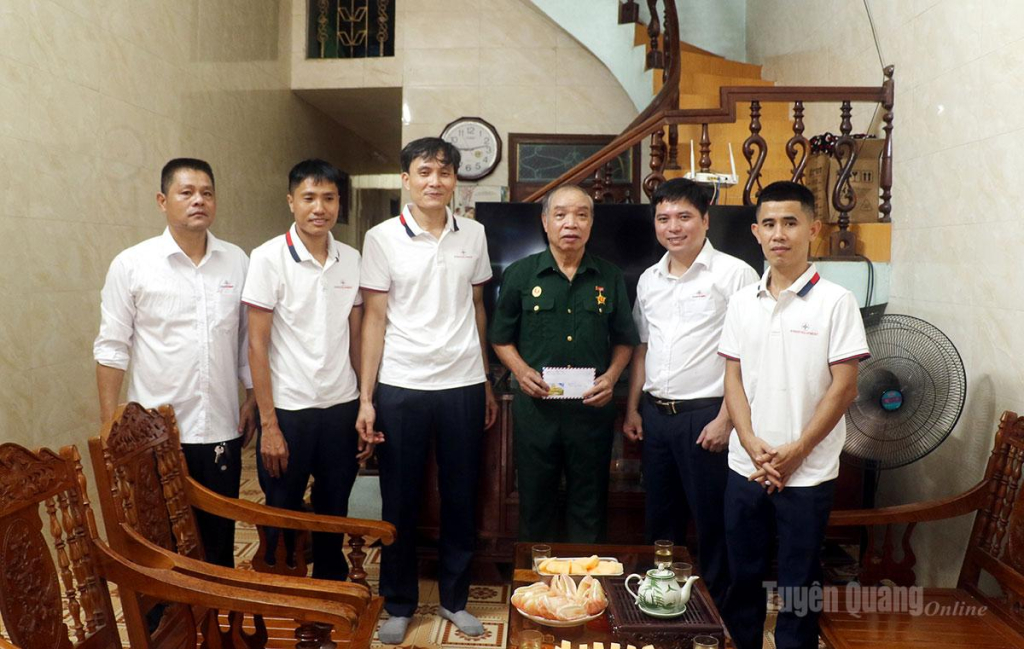Lãnh đạo nhà máy Thuỷ điện Nậm Má thăm hỏi, tặng quà cho ông Hà Công Đoàn, người có công với cách mạng, tổ 3, xã Vị Xuyên.