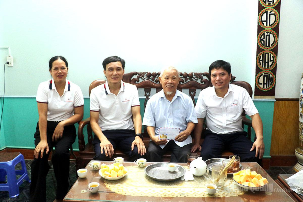 Lãnh đạo nhà máy Thuỷ điện Nậm Má tặng quà cho ông Đỗ Hạnh Phúc, người có công với cách mạng, tổ 1, xã Vị Xuyên.