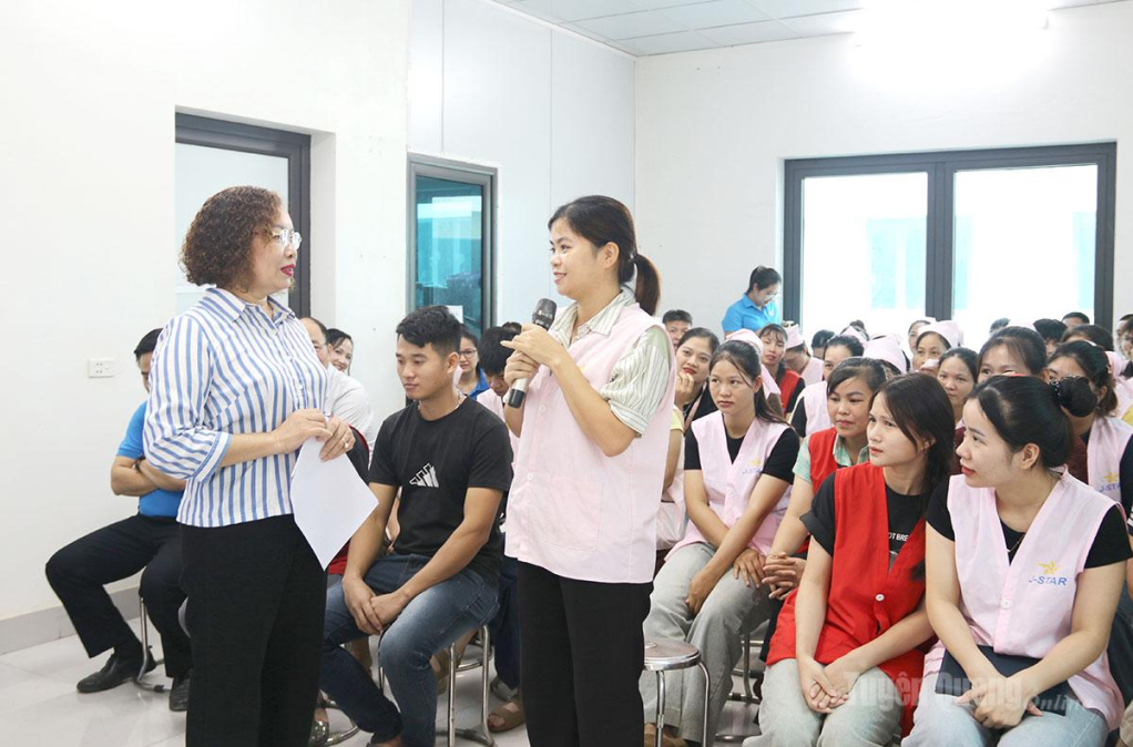 Báo cáo viên Hội Luật gia tỉnh Tuyên Quang trao đổi, phổ biến pháp luật cho đoàn viên, người lao động tại Công ty TNHH J-Sta Vina Tuyên Quang, xã Yên Sơn.