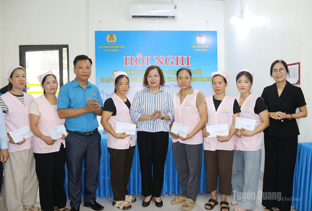 Lãnh đạo Liên đoàn Lao động, Hội Luật gia tỉnh tặng quà cho công nhân, người lao động là thân nhân gia đình chính sách, người có công với cách mạng.