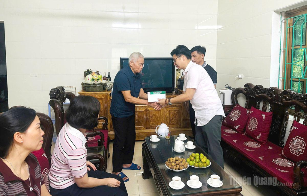 Lãnh đạo Chi nhánh Ngân hàng Chính sách xã hội tỉnh thăm hỏi, tặng quà cho các gia đình chính sách là thân nhân đoàn viên Công đoàn, người lao động của cơ quan.