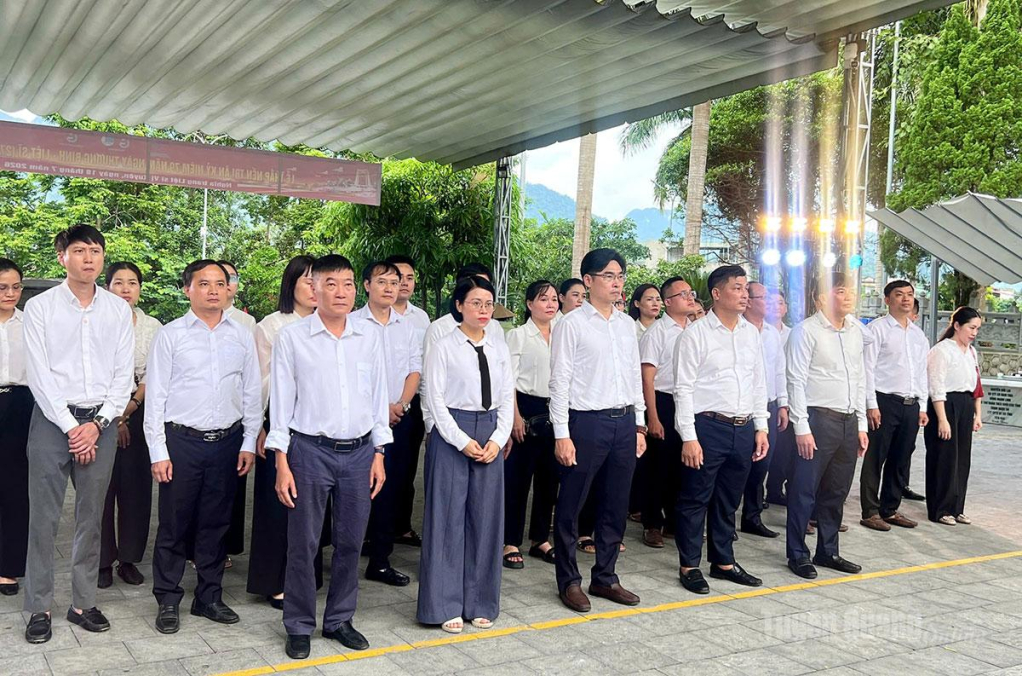 Đoàn đại biểu Chi nhánh Ngân hàng Chính sách xã hội tỉnh dâng hương tưởng niệm các Anh hùng liệt sĩ tại Nghĩa trang Liệt sĩ Quốc gia Vị Xuyên.