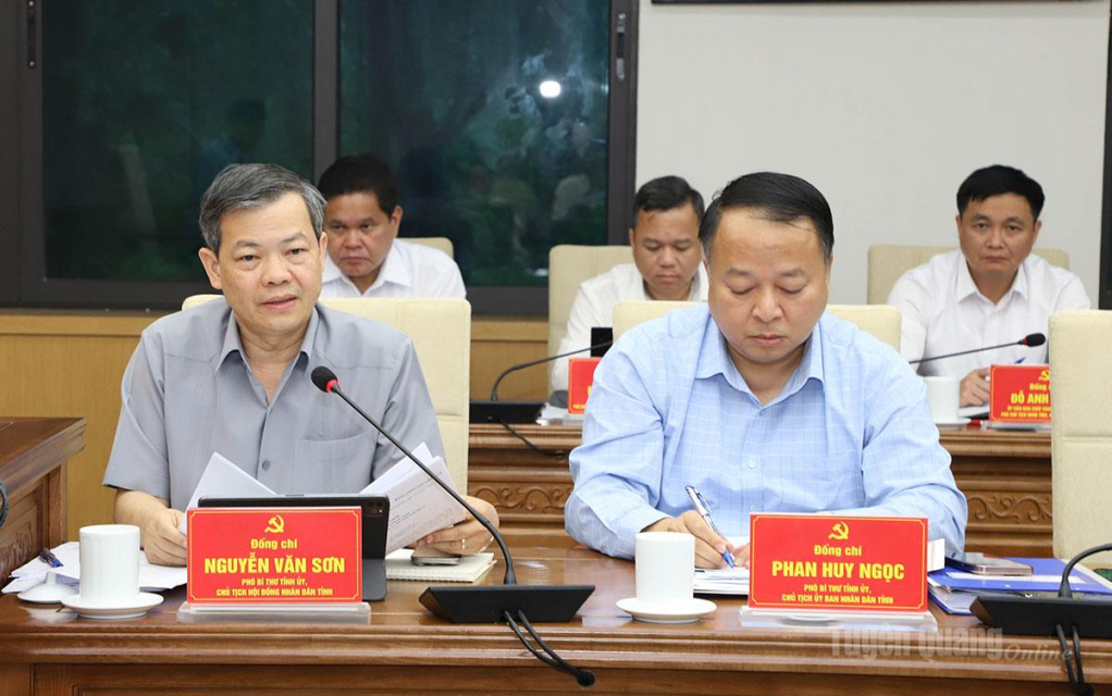 Phó Bí thư Tỉnh ủy, Chủ tịch HĐND tỉnh Nguyễn Văn Sơn phát biểu tại hội nghị.