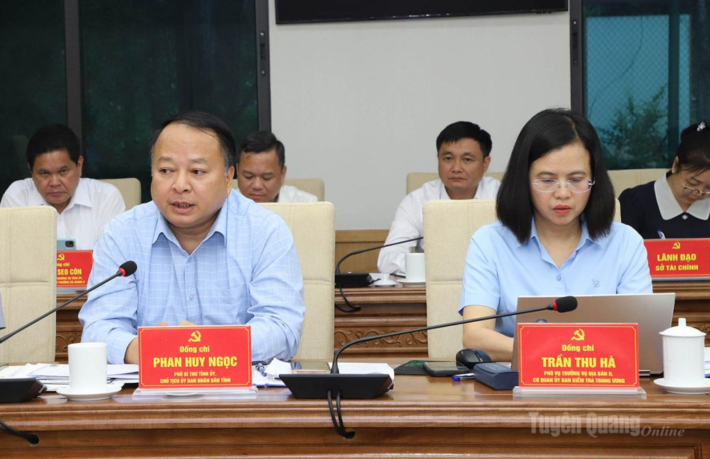 Phó Bí thư Tỉnh ủy, Chủ tịch UBND tỉnh Phan Huy Ngọc phát biểu tại hội nghị.