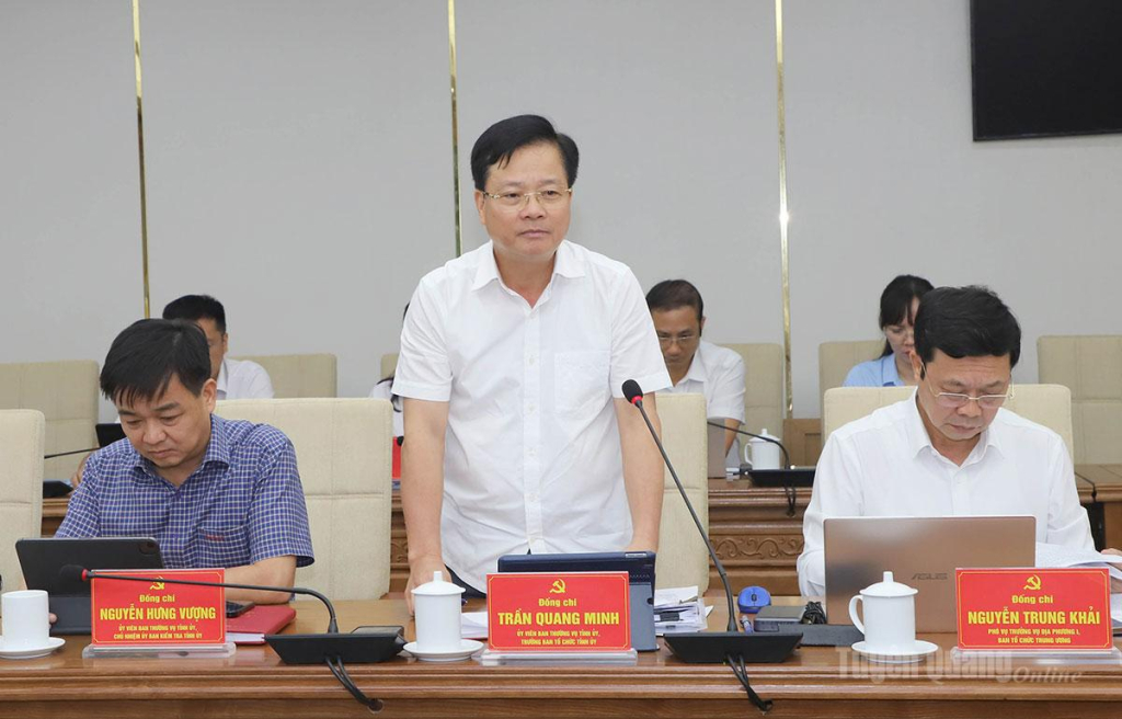Trưởng ban Tổ chức Tỉnh ủy Trần Quang Minh thảo luận tại hội nghị.