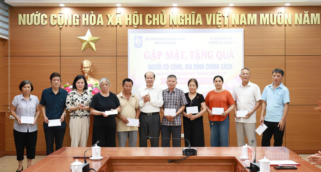 Đại diện Hiệp hội Doanh nghiệp nhỏ và vừa tỉnh và phường Hà Giang 2 trao các suất quà cho người có công, gia đình chính sách.