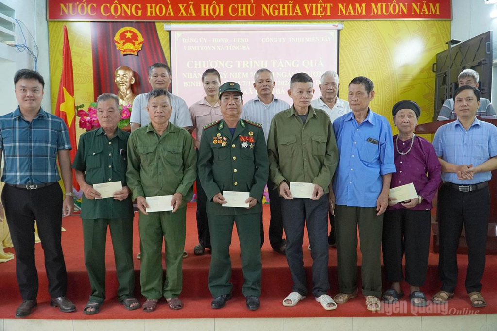 Lãnh đạo Công ty Miền Tây trao quà cho các thương, bệnh binh, cựu chiến binh, thân nhân liệt sĩ và các gia đình chính sách trên địa bàn xã Tùng Bá.