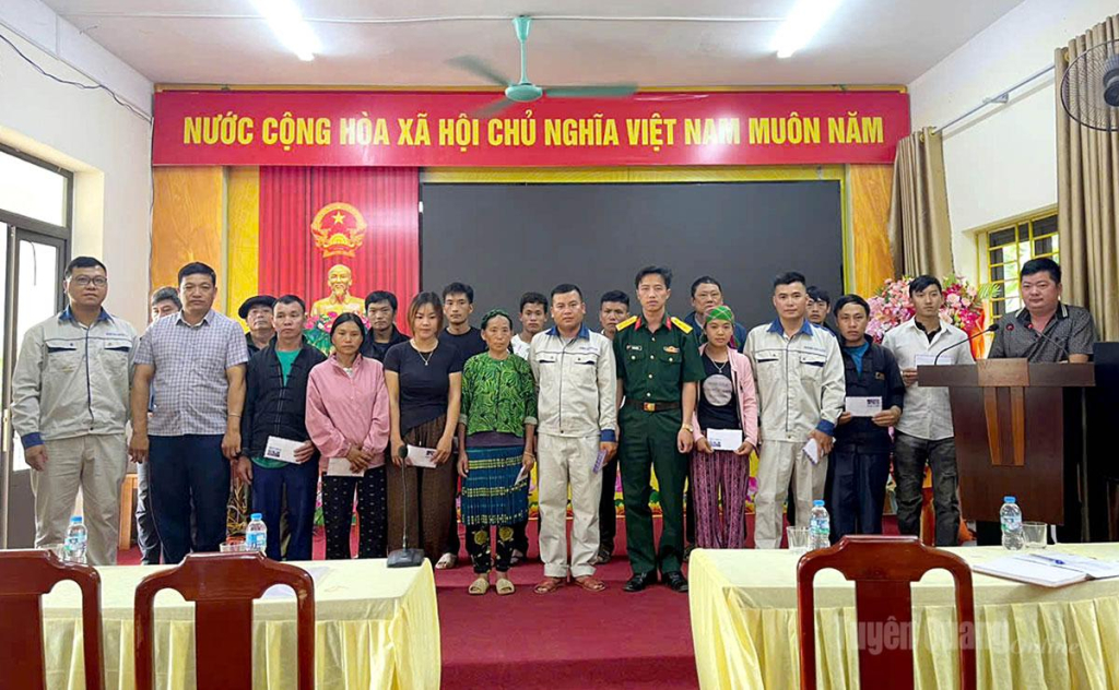 Lãnh đạo Công ty Miền Tây trao quà cho các thương, bệnh binh, cựu chiến binh, thân nhân liệt sĩ và các gia đình chính sách trên địa bàn xã Đường Thượng.