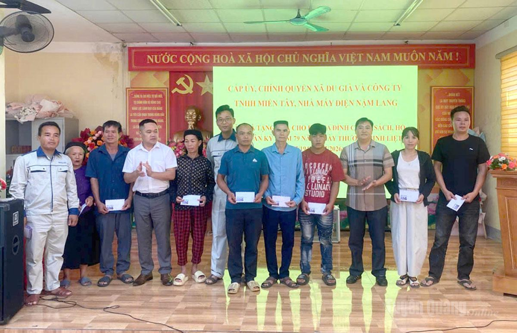 Lãnh đạo Công ty Miền Tây trao quà cho các thương, bệnh binh, cựu chiến binh, thân nhân liệt sĩ và các gia đình chính sách trên địa bàn xã Du Già.