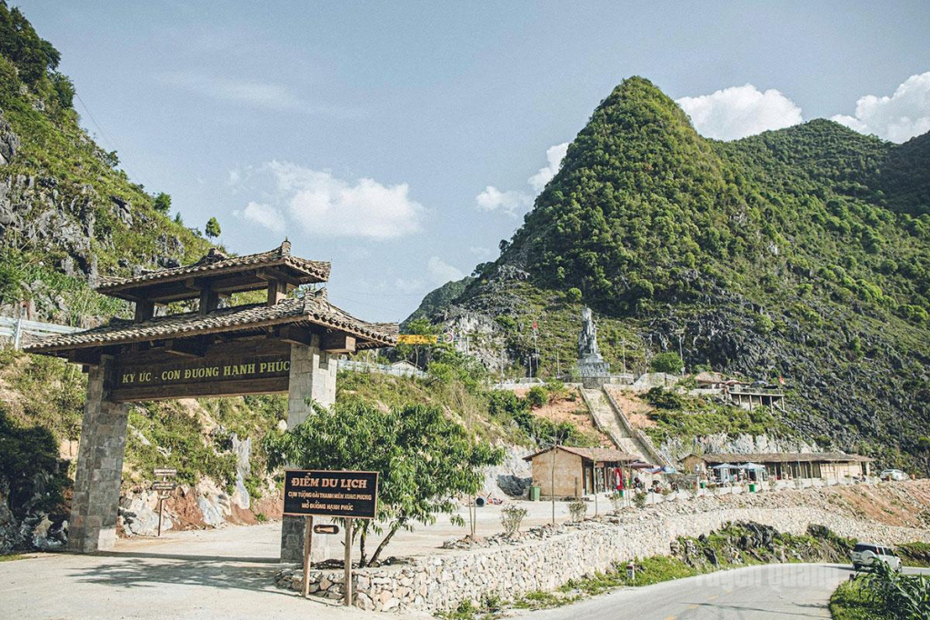 Điểm du lịch tượng đài thanh niên xung phong mở đường Hạnh Phúc tại thôn Séo Sả Lủng, xã Đồng Văn.