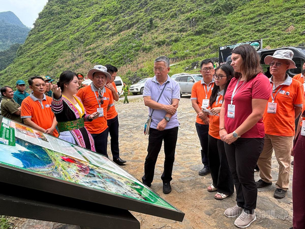 Đoàn chuyên gia Mạng lưới Công viên địa chất toàn cầu UNESCO khảo sát, nghe giới thiệu về giá trị lịch sử của di tích đồn Pháp Đường Thượng và công tác bảo tồn, phát huy di sản tại xã Đường Thượng.