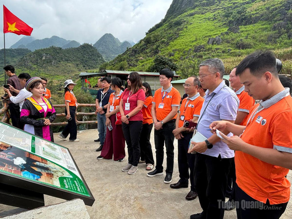 Đoàn chuyên gia UNESCO khảo sát thực địa tại điểm di sản Cua Chữ M, xã Lũng Phìn.