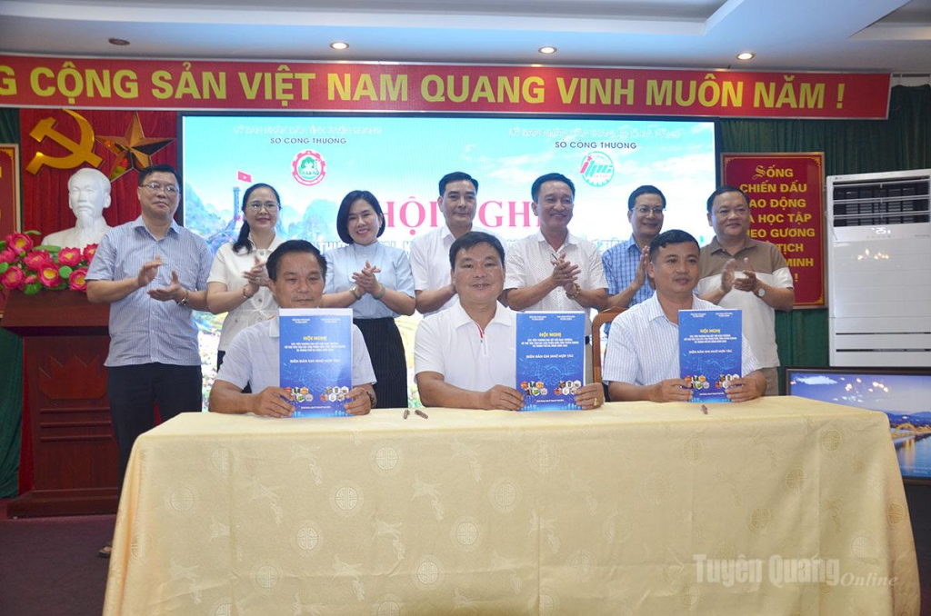 Các doanh nghiệp,, HTX ký kết tiêu thụ sản phẩm tại hội nghị.