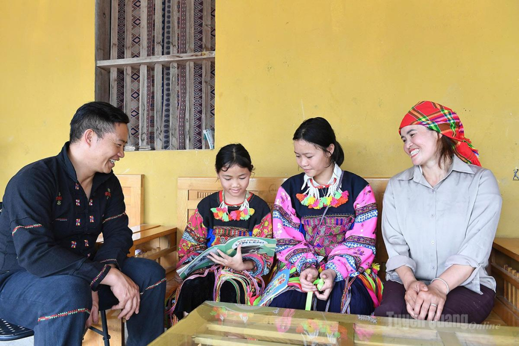 Gia đình anh Lù Dỉ Pó, thôn Lô Lô Chải, xã Lũng Cú mong mỏi con em vùng biên có một ngôi trường nội trú khang trang.
