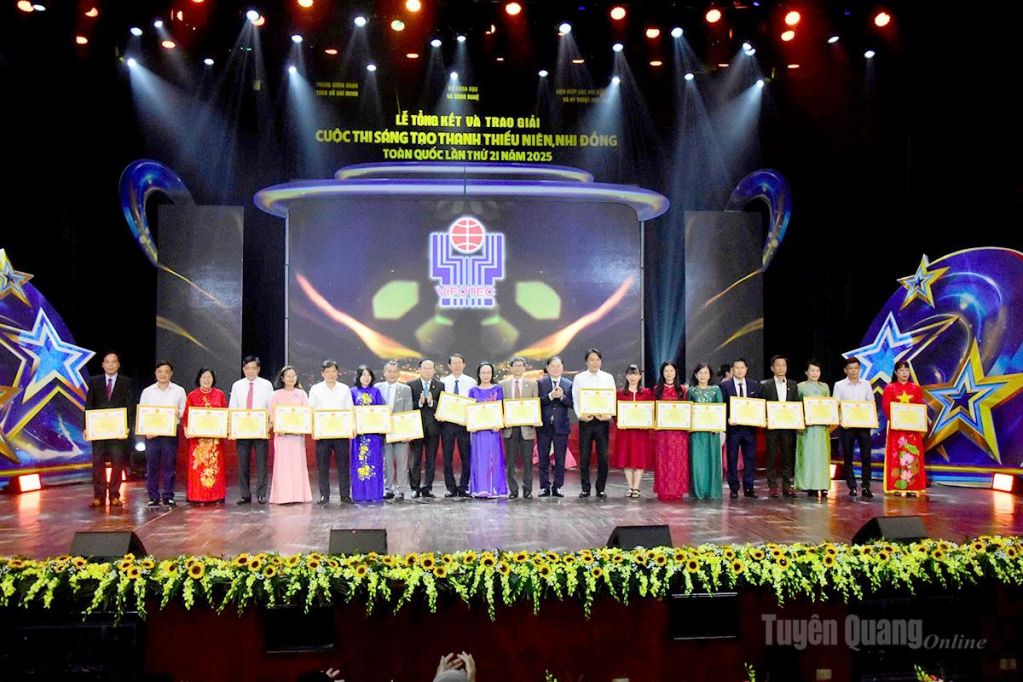 Liên hiệp các Hội Khoa học và Kỹ thuật tỉnh Tuyên Quang nhận Bằng khen của Ban tổ chức vì có thành tích xuất sắc trong công tác tuyên truyền, phổ biến Cuộc thi Sáng tạo Thanh thiếu niên, nhi đồng toàn quốc năm 2025.