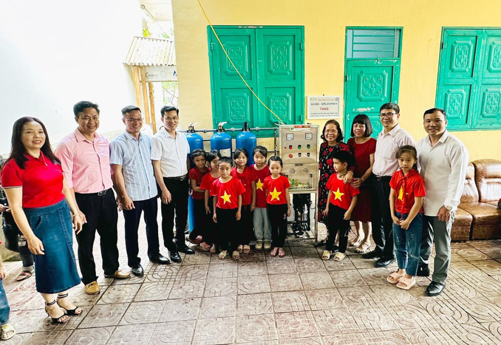 Liên hiệp các Hội Khoa học và Kỹ thuật tỉnh phối hợp với các đơn vị bàn giao hệ thống cấp nước sạch và nước uống trực tiếp cho Trường PTDT bán trú Tiểu học Minh Tân, xã Minh Tân.