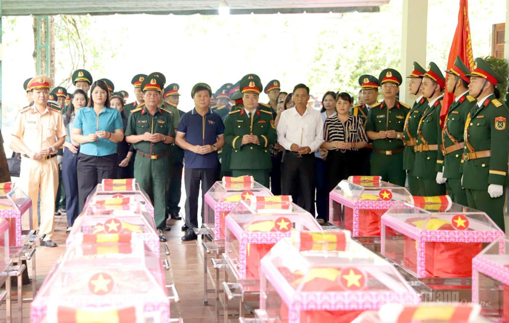 Các đại biểu dâng hương tưởng niệm anh linh liệt sĩ trước khi đưa tiễn hài cốt liệt sĩ về Nghĩa trang Liệt sĩ Quốc gia Vị Xuyên.