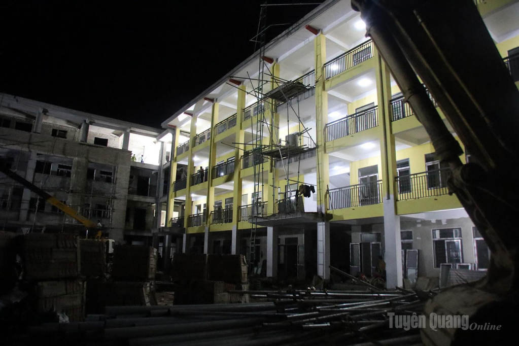 Khi màn đêm buông xuống, công trường Trường Phổ thông nội trú liên cấp Pà Vầy Sủ vẫn rực sáng ánh đèn, các tổ đội thi công bước vào ca làm đêm.