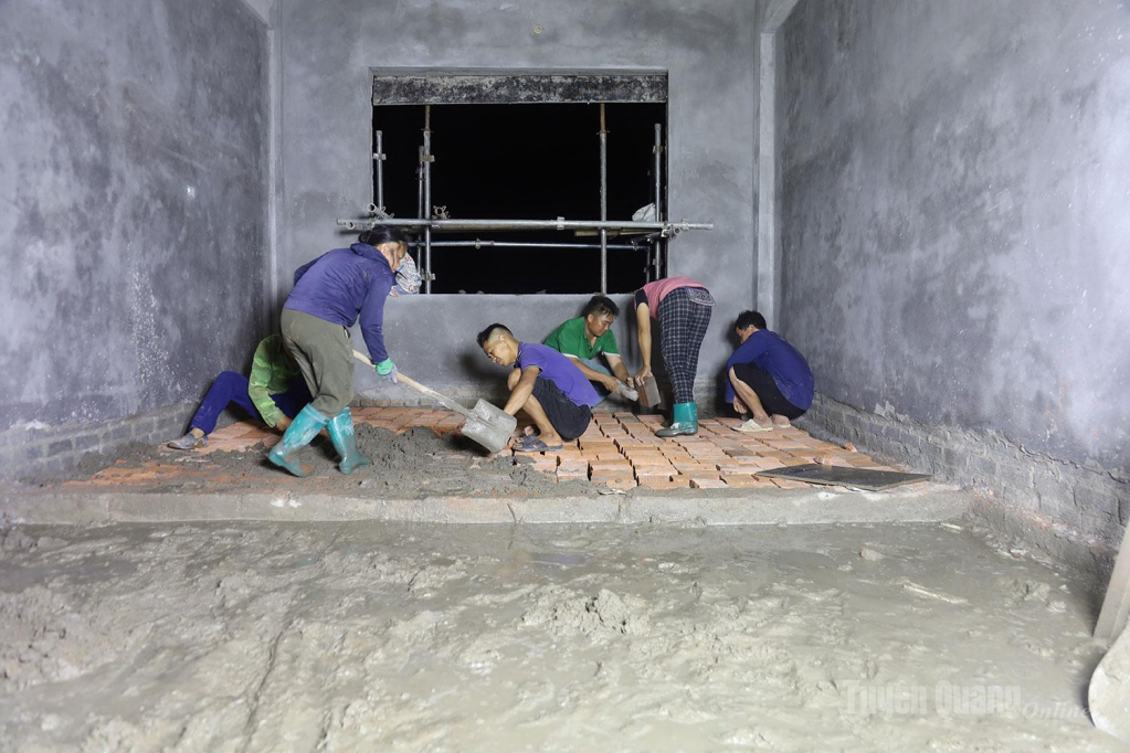 Nhiều tổ đội công nhân được huy động tăng ca đêm thi công dự án.