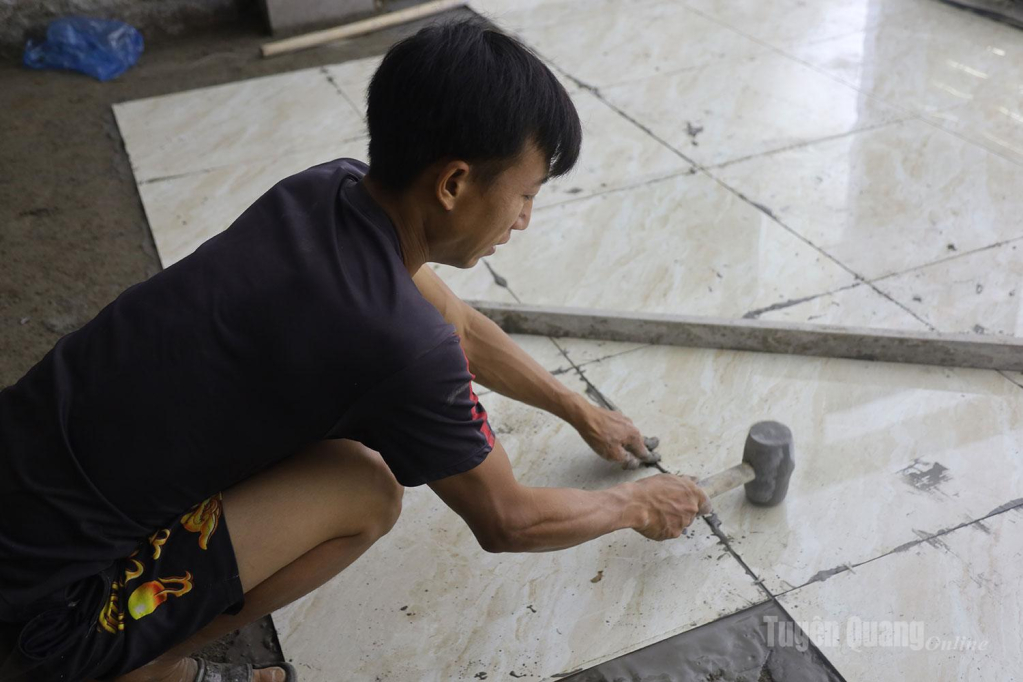 Những viên gạch được thi công cẩn thận, bảo đảm yêu cầu kỹ thuật và mỹ thuật của công trình.