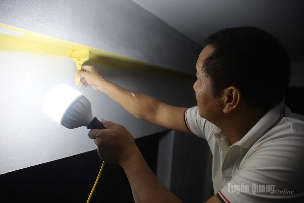Anh Trần Văn Duy cho biết: Ngoài việc thi công vào ban ngày, tổ sơn của anh tăng ca thi công vào ban đêm để kịp với tiến độ đề ra. Trong quá trình thi công, các công nhân luôn chú trọng chất lượng và mỹ quan của công trình.