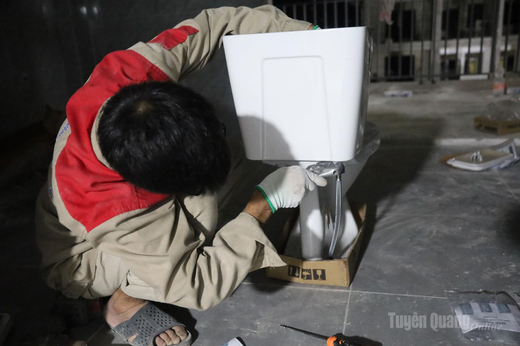 Bên cạnh tổ sơn, tổ lắp thiết bị điện nước và các công trình vệ sinh cũng đang tích cực làm đêm.