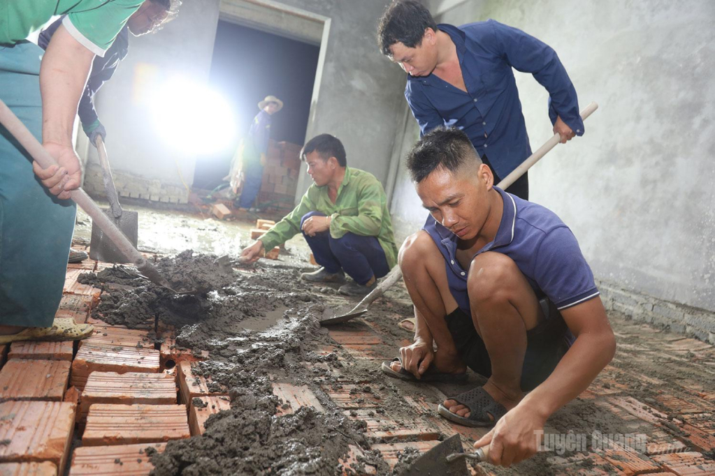 Khu vực tầng 3, hạng mục nhà lớp học, các tổ thi công đang khẩn trương thi công hoàn thành lát gạch chống âm để kịp thời lát gạch nền cho các phòng học.