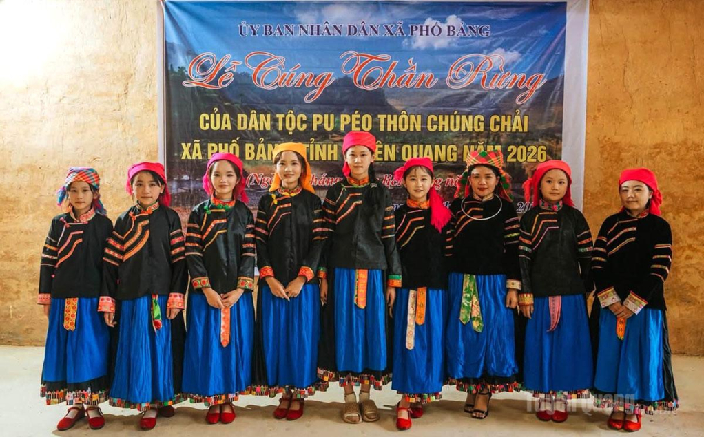 Phụ Pu Péo trong tranh phục truyền thống thể hiện tính trang trọng tại lễ cúng thần rừng.
