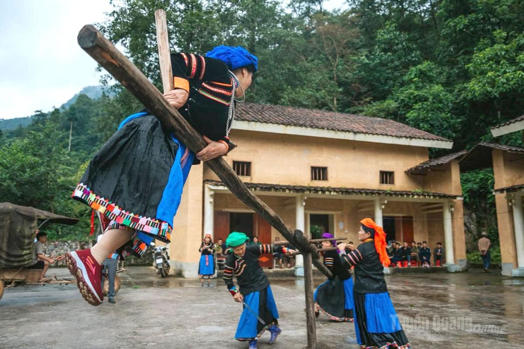 Hoạt động văn hóa cộng đồng trong ngày lễ cúng thần rừng.