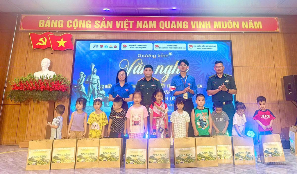 Đại diện các đơn vị trao quà cho học sinh có hoàn cảnh khó khăn.
