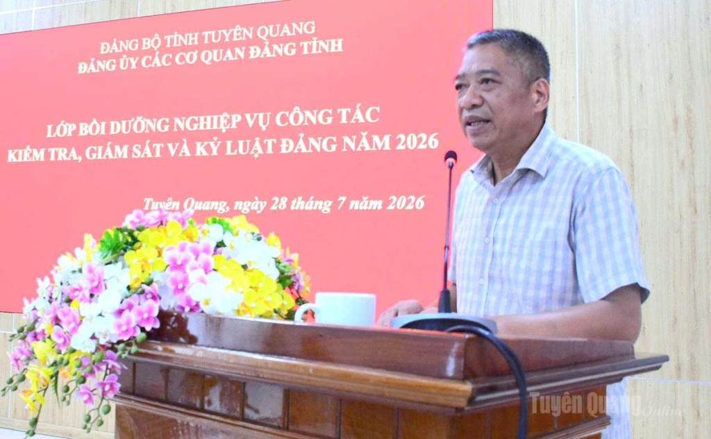 Đồng chí Nguyễn Hồng Trang, Ủy viên Ban Thường vụ Tỉnh ủy, Phó Bí thư Thường trực Đảng uỷ các cơ quan Đảng tỉnh lên lớp nội dung chuyên đề 1.