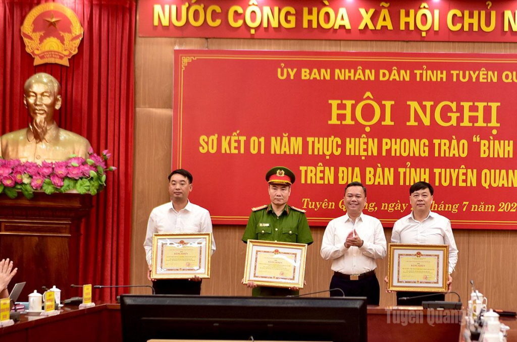 Phó Chủ tịch UBND tỉnh Đỗ Hùng Đức trao Bằng khen cho các tập thể.