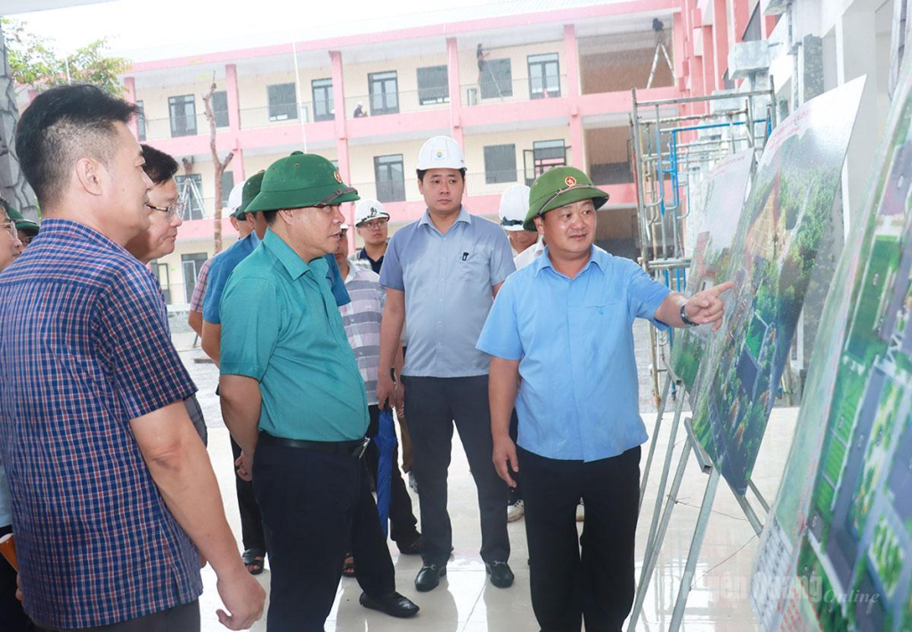 Bí thư Tỉnh ủy Hầu A Lềnh xem thiết kế tổng quan Trường Phổ thông nội trú liên cấp Tiểu học và THCS xã Thanh Thủy.