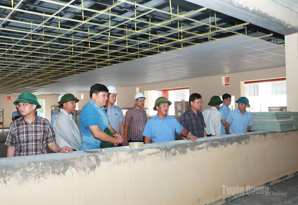 Bí thư Tỉnh ủy Hầu A Lềnh kiểm tra hạng mục bếp ăn tập thể.