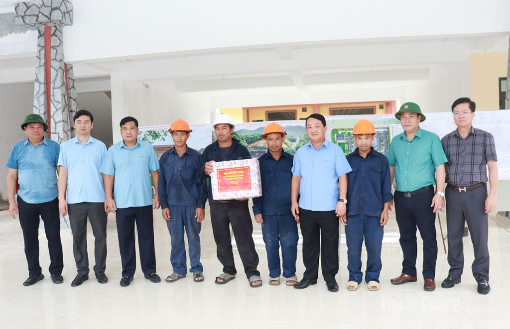 Đồng chí Hầu A Lềnh, Bí thư Tỉnh ủy tặng quà công nhân đang làm việc tại công trình Trường Phổ thông nội trú liên cấp Tiểu học và THCS xã Thanh Thủy.