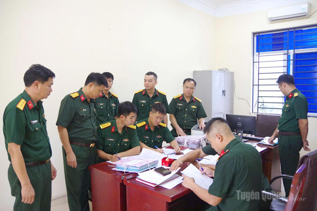 Đoàn công tác kiểm tra, kiểm đếm số lượng, chất lượng văn kiện sẵn sàng chiến đấu cùng hệ thống sổ sách công tác Đảng, công tác chính trị.