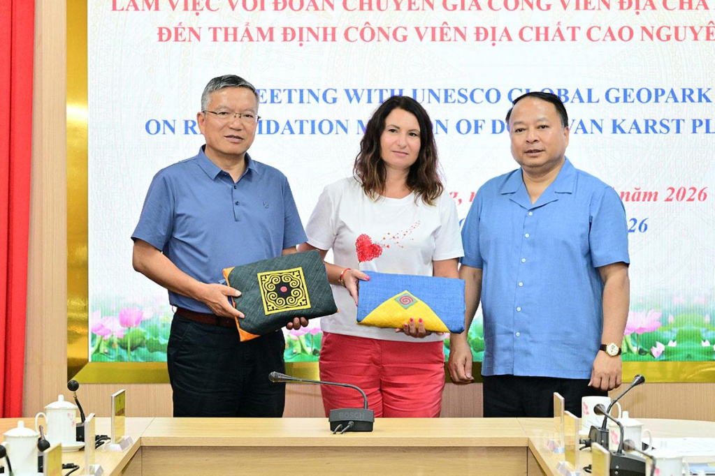 Chủ tịch UBND tỉnh Phan Huy Ngọc tặng quà lưu niệm cho Đoàn chuyên gia UNESCO.