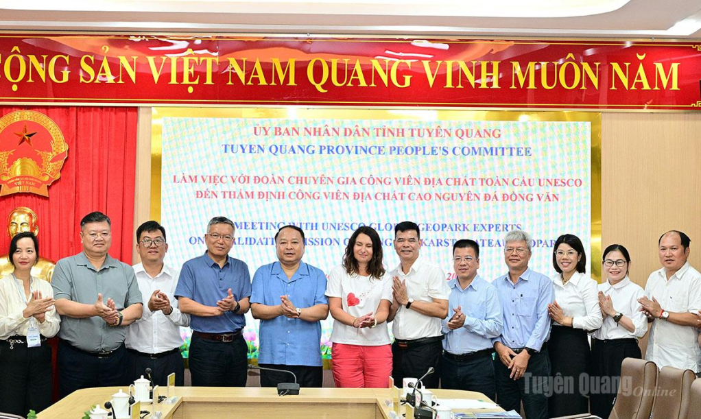 Lãnh đạo tỉnh và các đại biểu chụp ảnh lưu niệm với Đoàn chuyên gia UNESCO.
