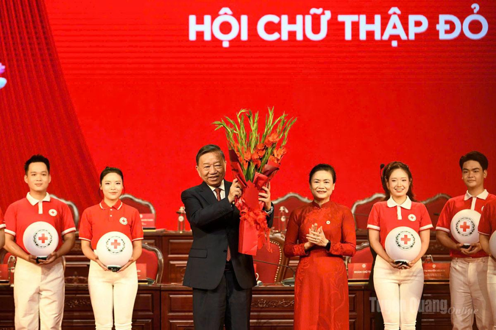 Đại hội đã thực hiện nghi thức đề cử Tổng Bí thư, Chủ tịch nước Tô Lâm giữ cương vị Chủ tịch danh dự Hội Chữ thập Đỏ Việt Nam nhiệm kỳ 2026-2031.