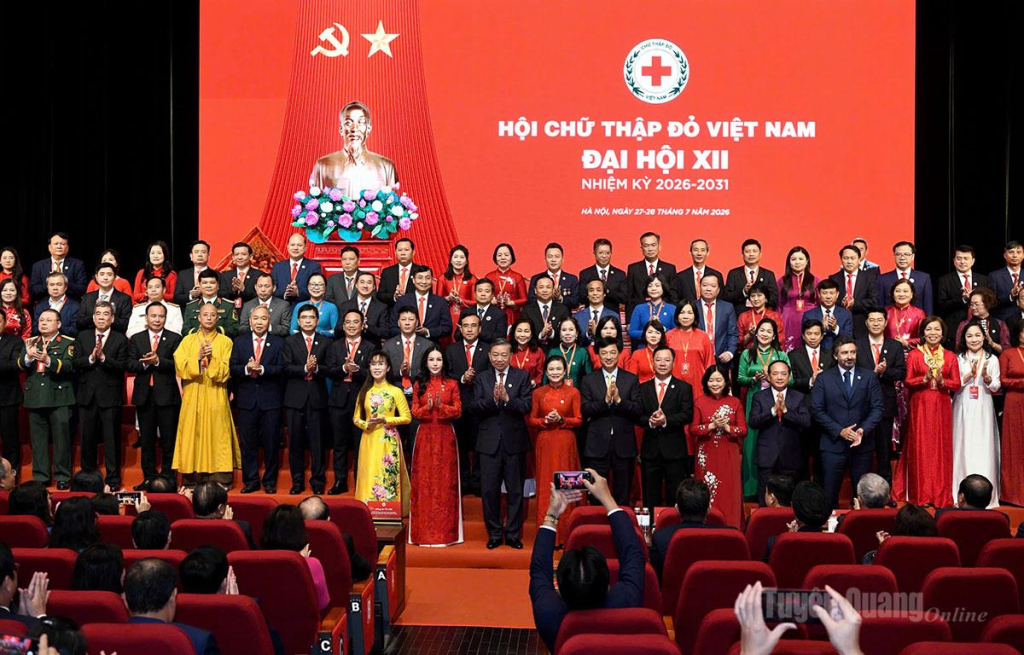 Tổng Bí Thư, Chủ tịch nước Tô Lâm và các đại biểu chụp ảnh chung với Ban Chấp hành Chữ thập đỏ Việt Nam khóa XII.