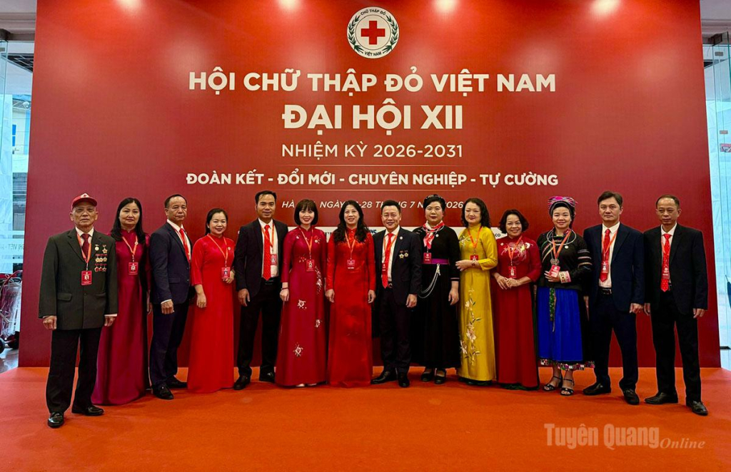 Đồng chí Lê Thị Kim Dung, Phó Bí thư Thương trực Tỉnh ủy, Trưởng Đoàn đại biểu Quốc hội tỉnh, Chủ tịch danh dự Hội CTĐ tỉnh và các đại biểu tiêu biểu tỉnh Tuyên Quang tham dự Đại hội.