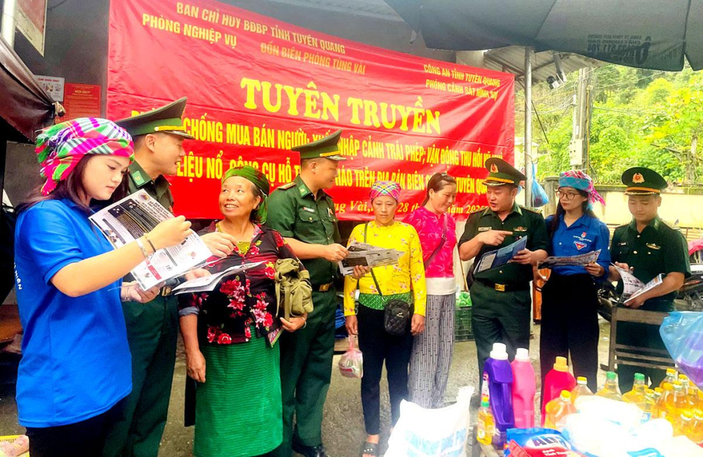 Phòng Nghiệp vụ, Bộ đội Biên phòng tỉnh Tuyên Quang chủ trì, phối hợp với các lực lượng tổ chức tuyên truyền lưu động tại chợ phiên Tả Ván, xã Tùng Vài.